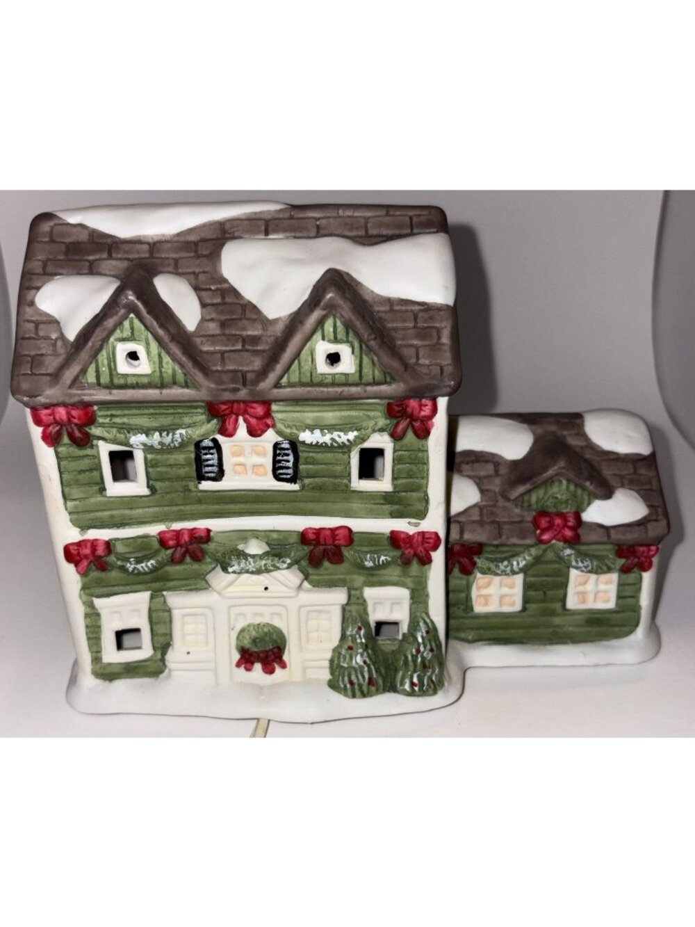 READ Vintage Snow-Covered Christmas Ceramic Village House Wreaths Red Bows